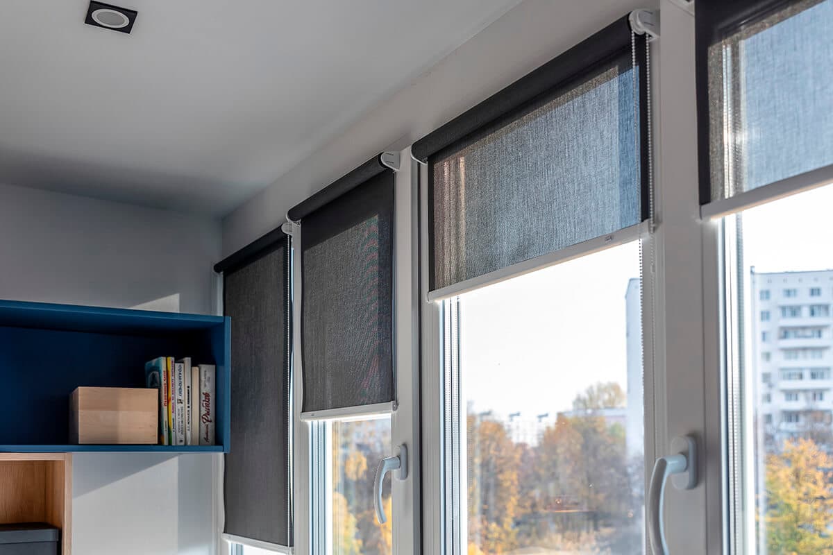 Apartament cu jaluzele rulou, zonă de birou