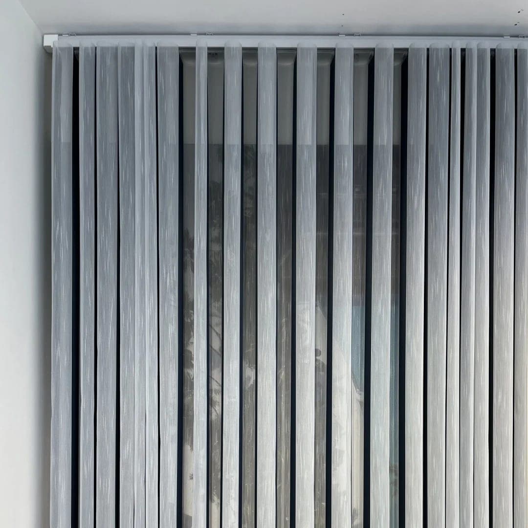 Living cu draperii verticale voal